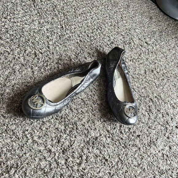 Michael Kors Fulton Quilted Leather Ballet Flats Metallic Silver MK Logo 7 M - Picture 2 of 10